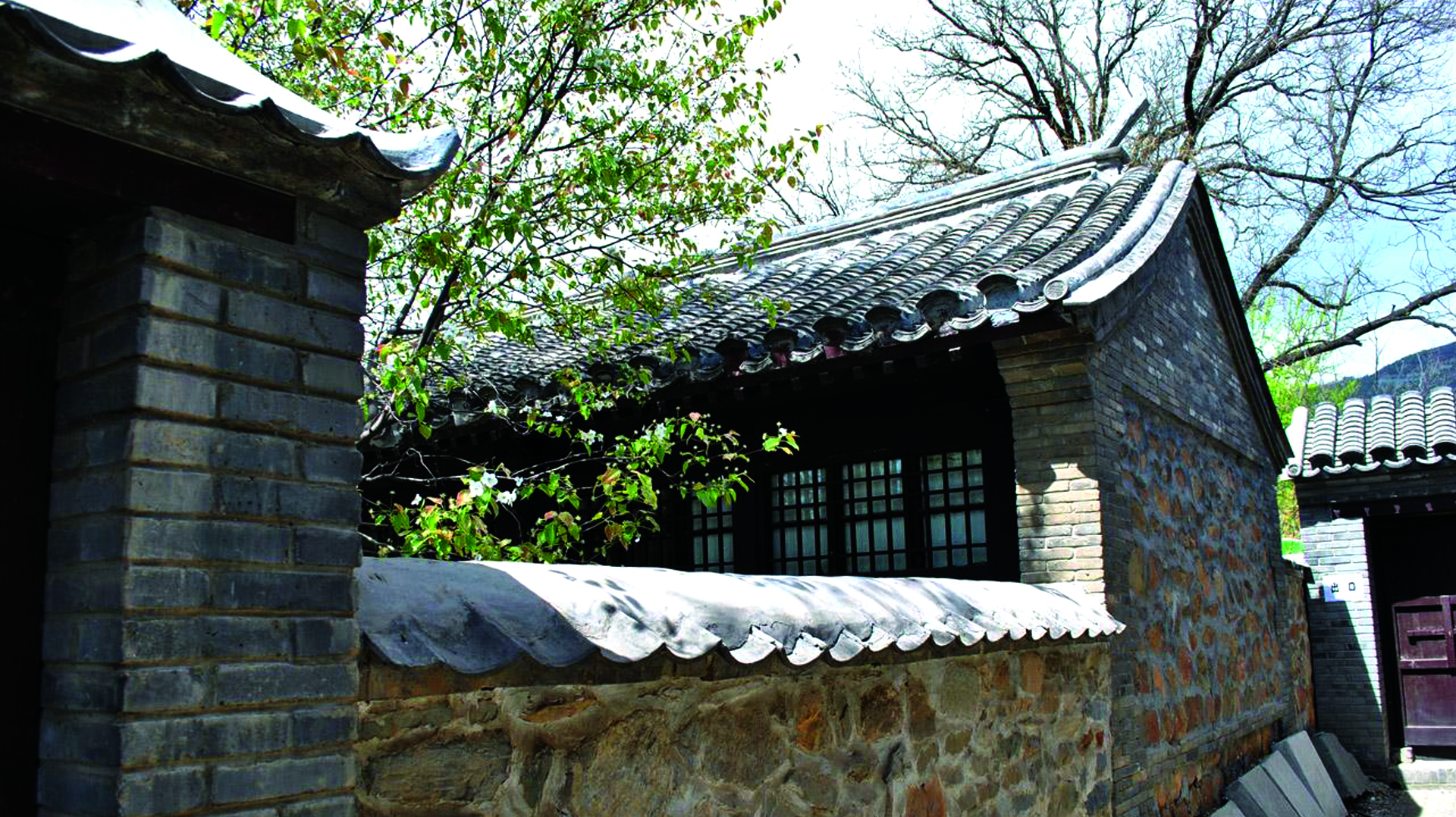 当时，这老屋内居住的是北京二十七中退休语文教师舒成勋夫妇。