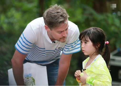 周华健儿子颜值爆表不比吴彦祖差,只可惜妻子老太快头发花白