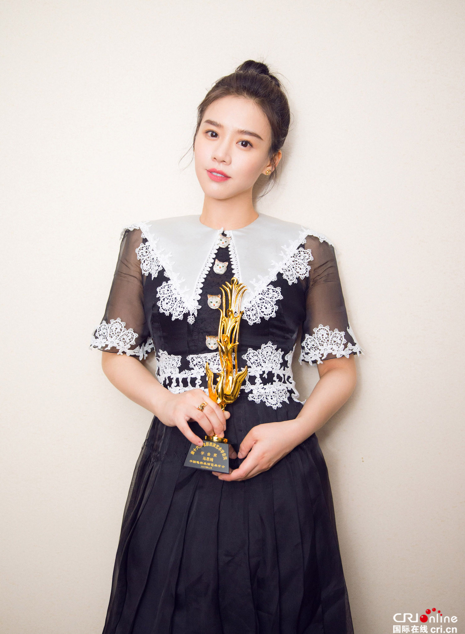 马思纯黑色长裙大方优雅 再获学会奖现场向前辈致敬