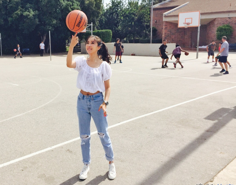 美女主播晒打球美照 投篮转球样样精通