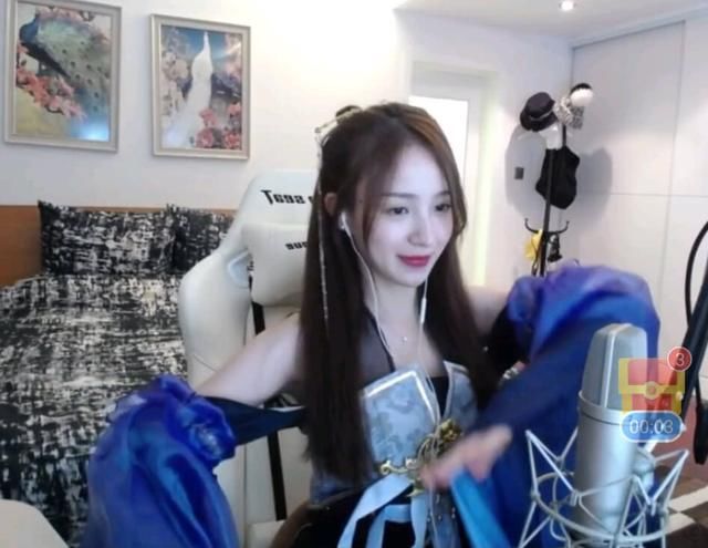 斗鱼周二珂直播间惊艳大秀cos,水友却调侃:年