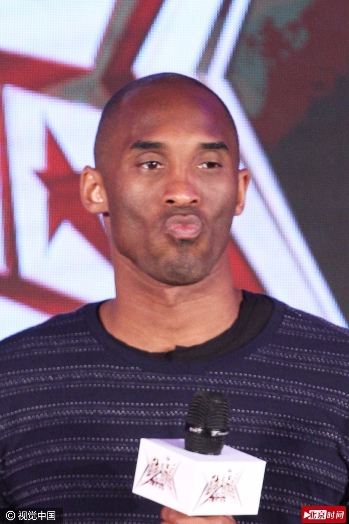 科神别闹!科比嘟嘴激萌遭迷妹爱的熊抱