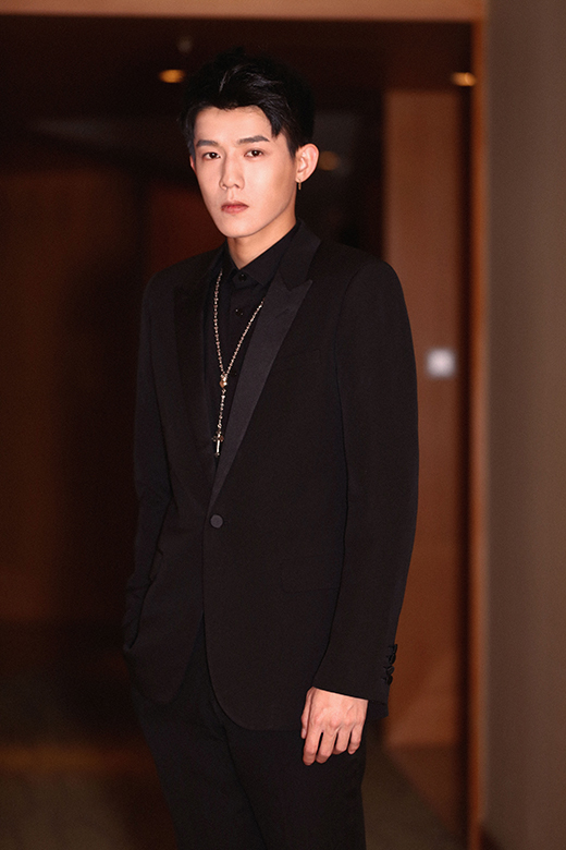 新生代演员朱戬身着黑色西装亮相,时尚帅气,十分吸睛.