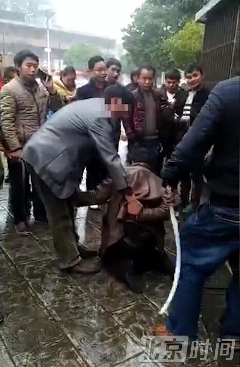 男子千里会女网友 被女方老公发现后当街鞭打 男子千里会女网友 被女方老公发现后当街鞭打