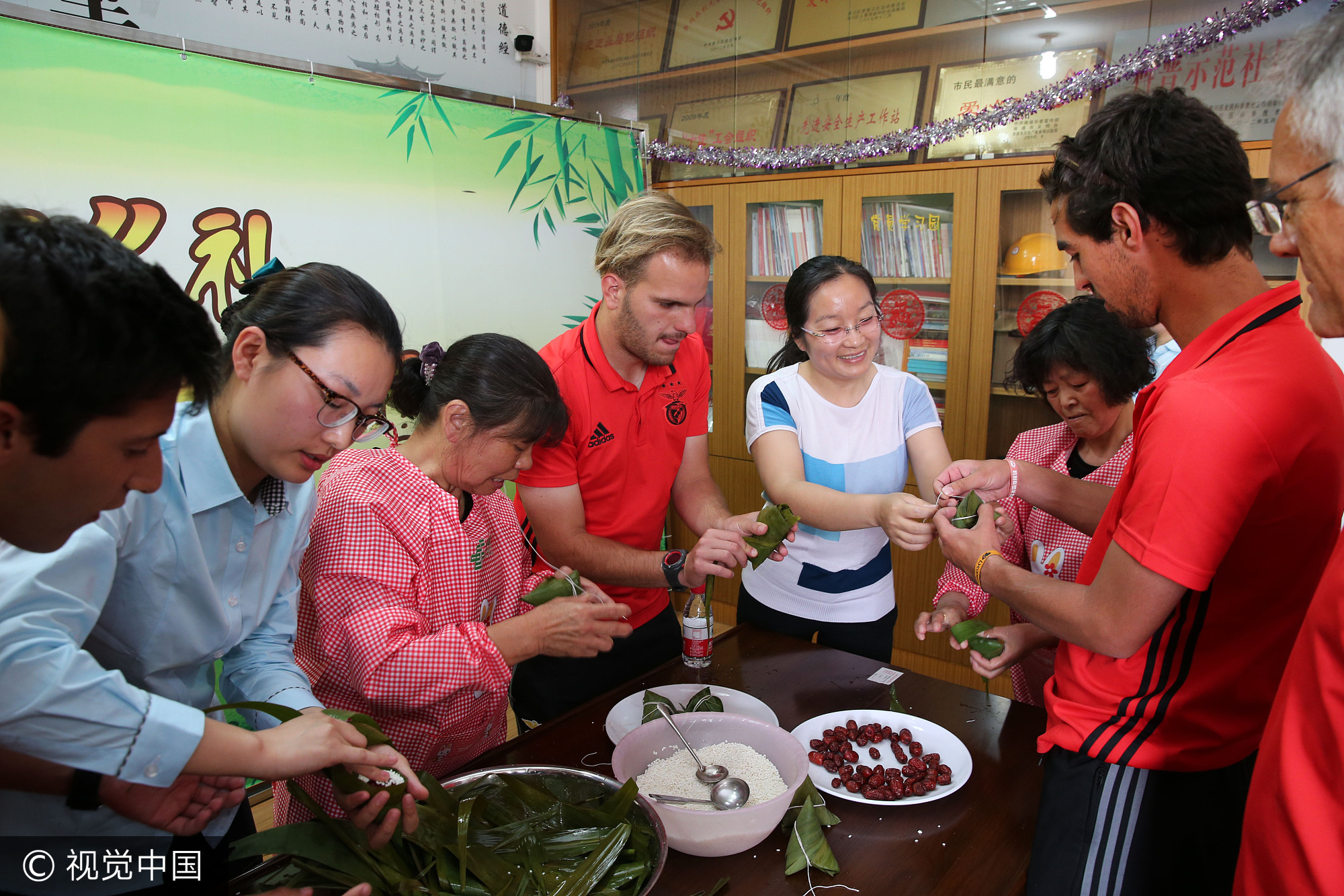 2017年5月25日，江苏省南通市观音山新城中桥社区邀请来自葡萄牙的友人与社区邻里居民、共建单位的志愿者们一起，通过裹粽子比赛、亲情明信片邮递、爱心传播等方式，一同感受中国传统文化习俗 ，迎接端午节。
