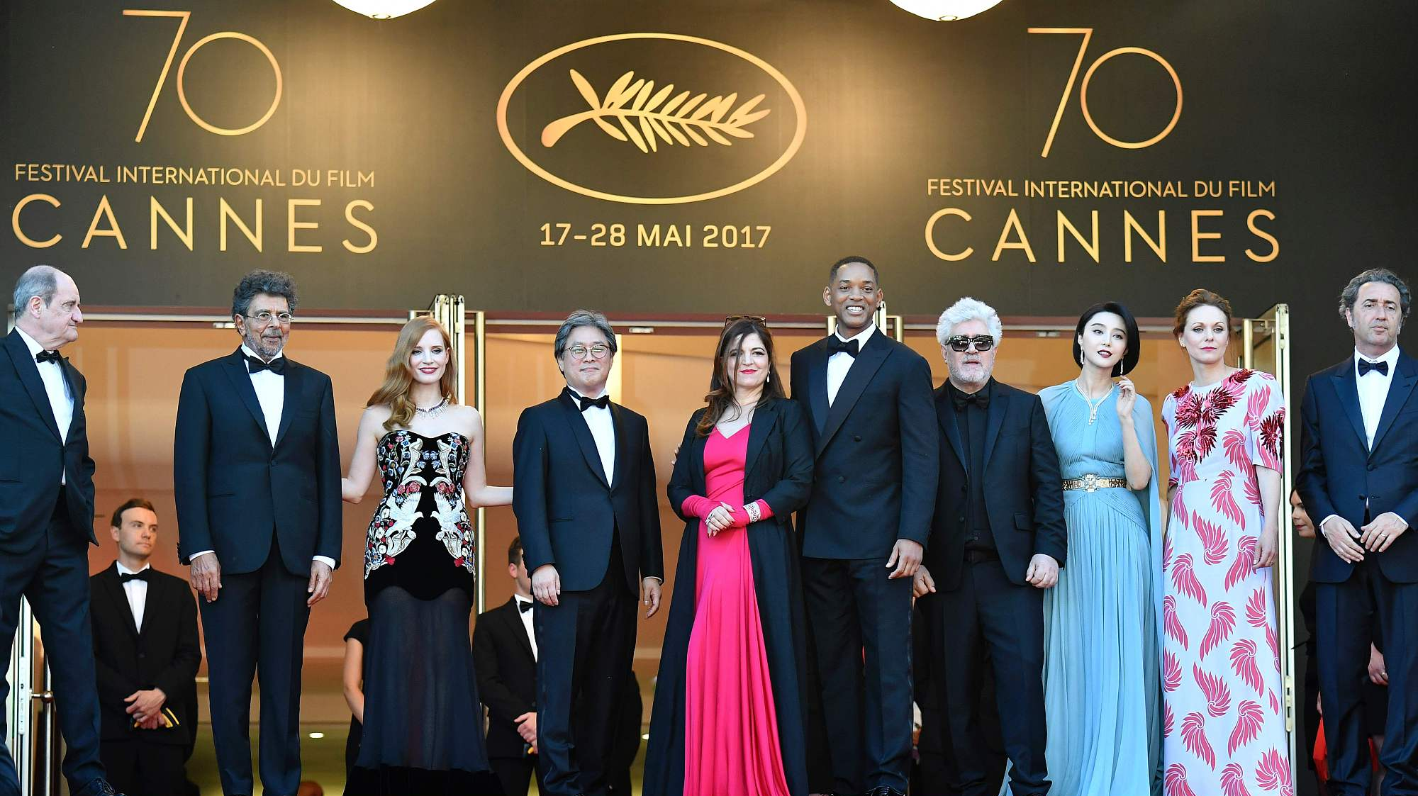 众星齐聚戛纳电影节红毯秀 妖艳美女争妍斗艳