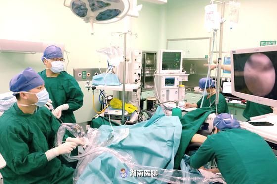 女子左肾萎缩右肾结石,手术困难重重,医生大胆