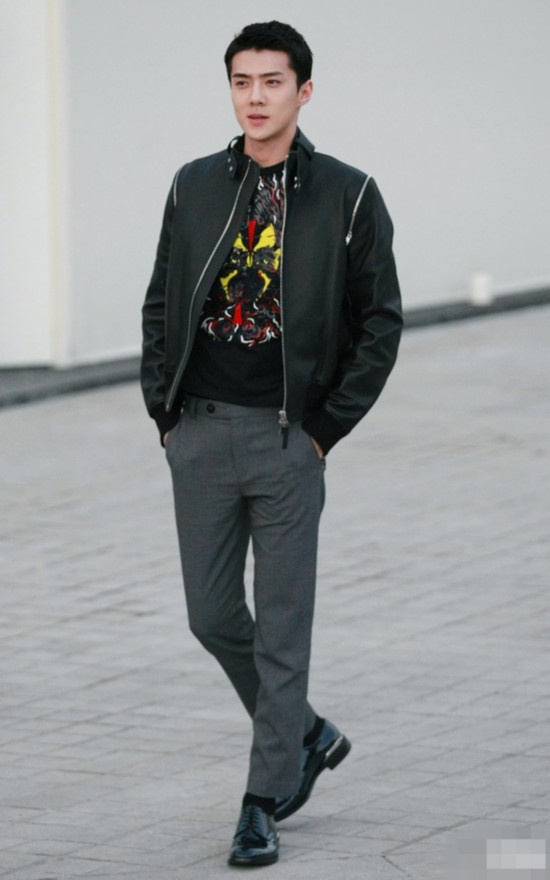 exo世勋现身巴黎时装周 型男穿搭魅力足【组图】