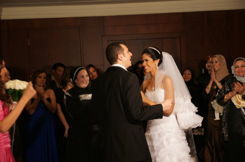 埃及，埃及人结婚的费用支出主要有四个方面：新房、彩礼、结婚礼物以及婚礼，对一个家庭来说，这四项开支犹如四座大山，总计至少需要53万埃镑（约合人 民币44万元）。