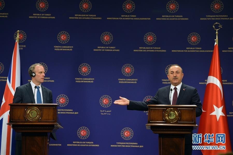 3月3日，在土耳其安卡拉，土耳其外长恰武什奥卢（右）与来访的英国外交大臣拉布出席联合新闻发布会。 据土耳其阿纳多卢通讯社报道，土耳其外长恰武什奥卢3日在安卡拉会见了来访的英国外交大臣拉布，双方讨论了土耳其在叙利亚伊德利卜省的军事行动以及难民潮等问题。 