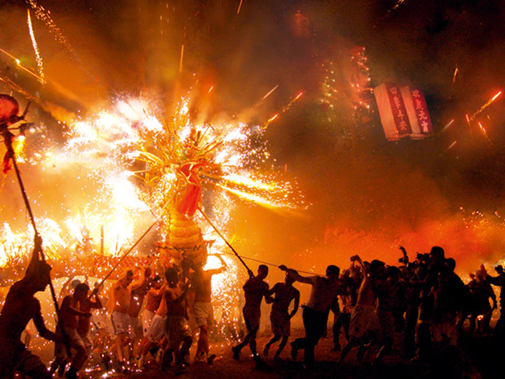 场面火爆！广西富川万人“炸龙”狂欢