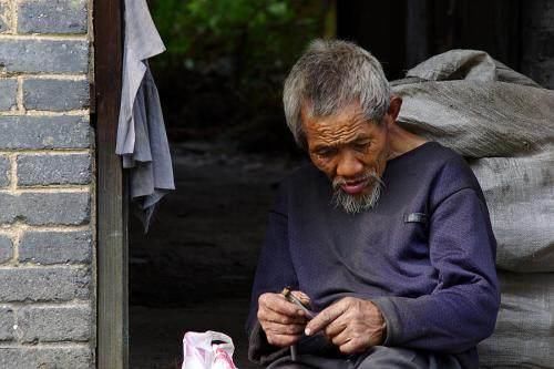 夫妻开饭店大亏,送乞丐老人一碗饭还留宿他,一