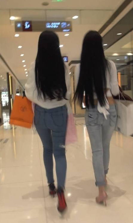 街拍: 商场偶遇,水洗白,蓝色,修身牛仔裤长发美