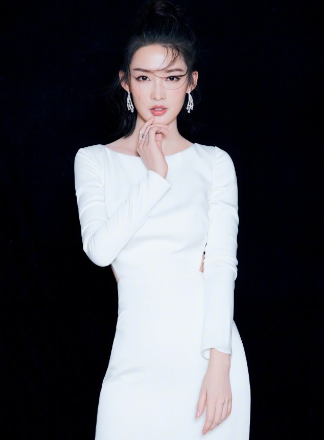 李沁才是真正的腿精,穿蛋糕裙秀好身材,这腿