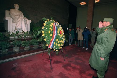 1995年12月2日，北京，菲德尔-卡斯特罗参观毛主席纪念堂，向毛泽东的雕像并献上花圈。菲德尔曾经赠送给毛泽东一件特别的礼物：一把刻着西班牙语毛泽东名字的手枪。令卡斯特罗颇为遗憾的是，他一生都未有缘与毛泽东相见。
