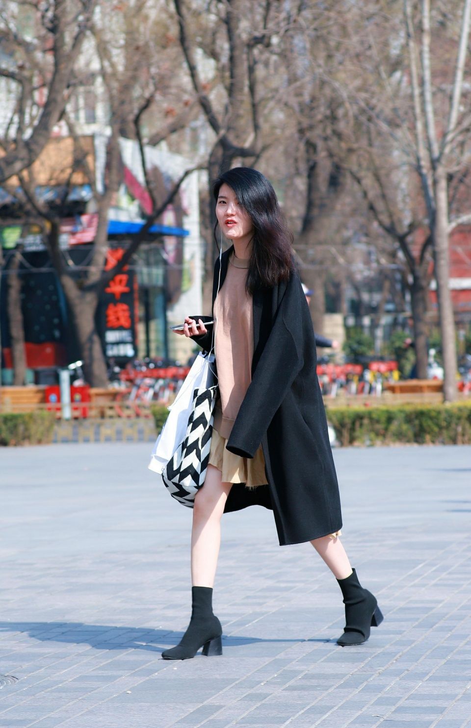 北京三里屯街拍:阳春三月,看看这里的姑娘们如何诠释新的时尚