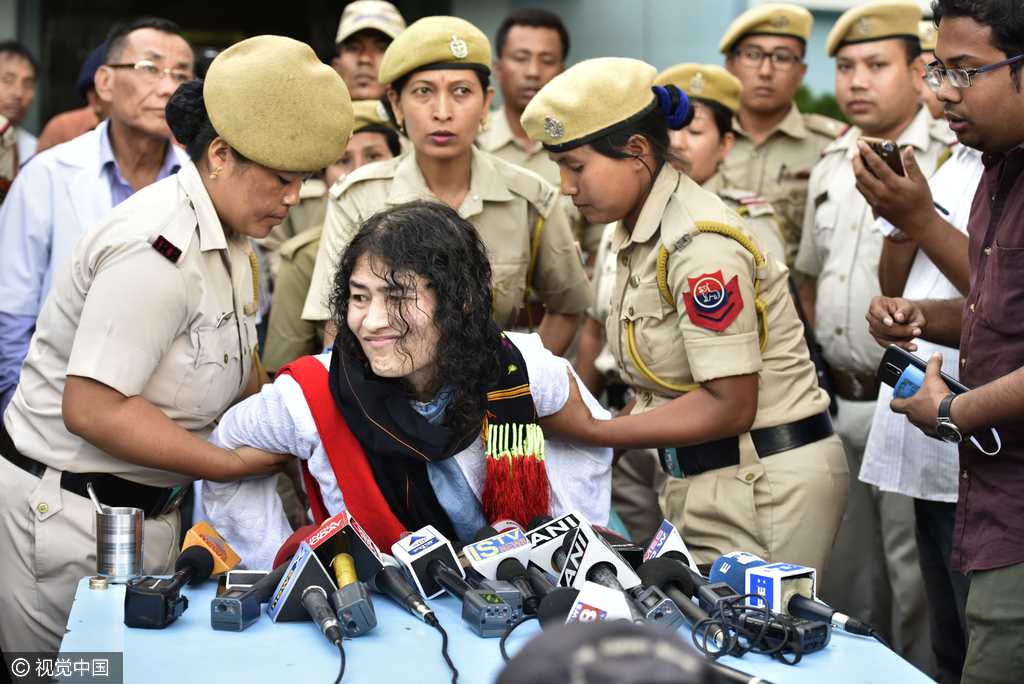 据英国卫报报道，沙尔米拉谈到放弃绝食的原因，曾在最后一次法庭听证会上表示她绝食这么多年的抗争并没有起到作用，现在是时候尝试另一种方式了。沙尔米拉称她可能会参加竞选，进入政坛。有猜测认为，沙尔米拉现在决定放弃绝食可能是受其印度裔英籍男友Desmond Couhtino的影响。