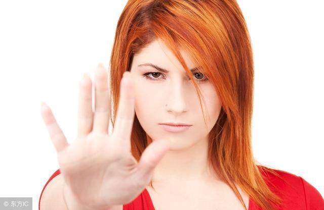 逼迫或诱骗某人做某事英语怎么说?