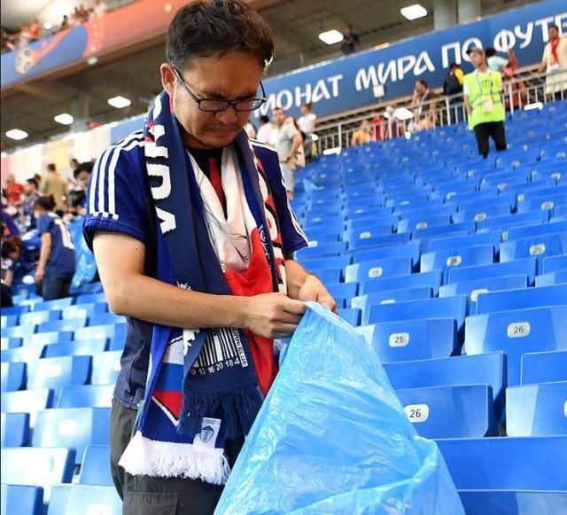 点赞!日本队抱憾出局后打扫更衣室 日本球迷含