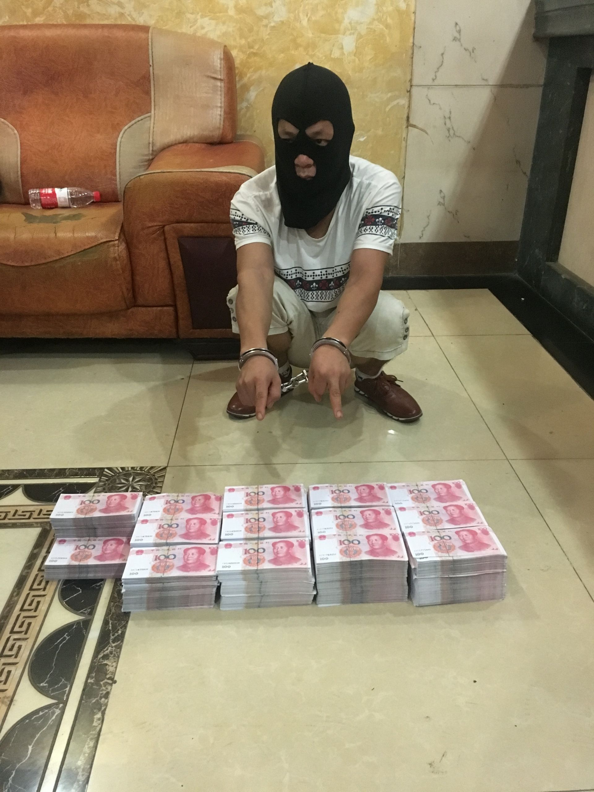 数钱数到手抽筋!常平警方破获非法持有假币案件 缴获假币103万余元