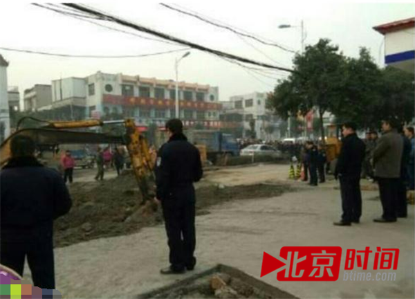 河北磁县城管与交警百人对峙 疑因一句脏话引发 河北磁县城管与交警百人对峙 疑因一句脏话引发