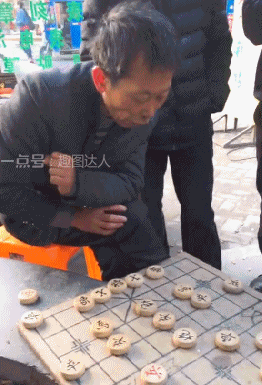 搞笑gif图:老爸逗孩子,宝宝实力坑爹啊!