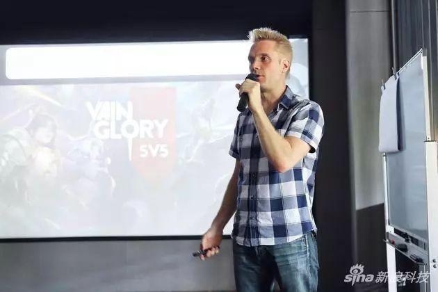 还记得前几天刷遍朋友圈的苹果广告吗?我们