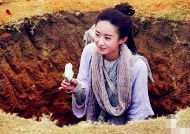 明星片场避暑:赵丽颖蹲坑,杨幂脱衣服,但看到热