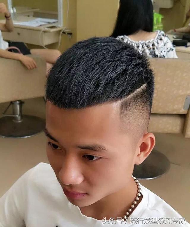 2018年男士学生流行的'刻痕头不连接青皮剃鬓
