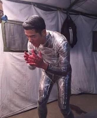 明星拍雨戏!杨幂雨中尽显演技,郑爽粉底都没了