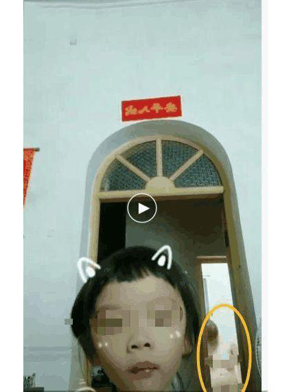 女儿在家拍抖音, 不小心拍到洗澡中的妈妈, 视频