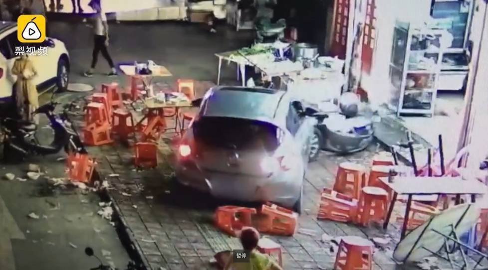 廣東河源:男子開車撞夜宵攤 導(dǎo)致同行女子流產(chǎn)