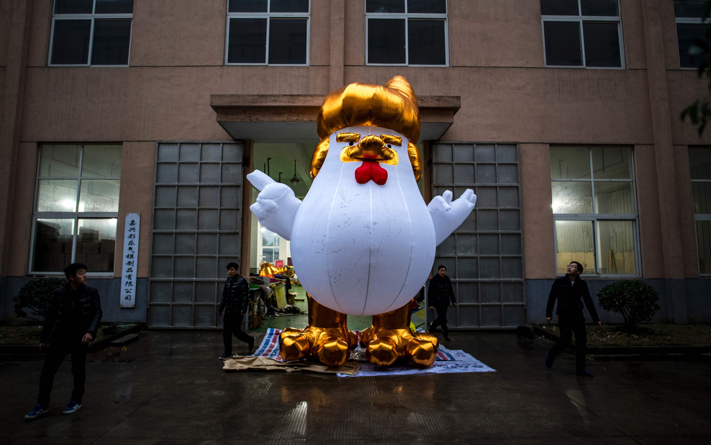 浙江嘉兴，生产巨型“特朗普鸡”充气模商品的工厂。该充气玩具高达5米，以美国当选总统特朗普的形象为主题。