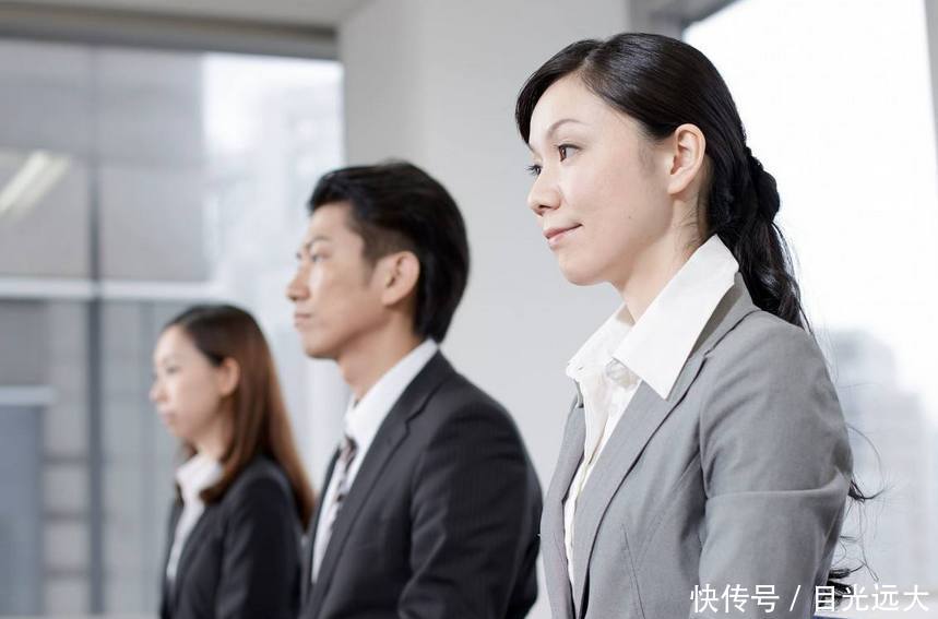 面试官:你的女同事穿拖鞋上班,有味道你怎么办