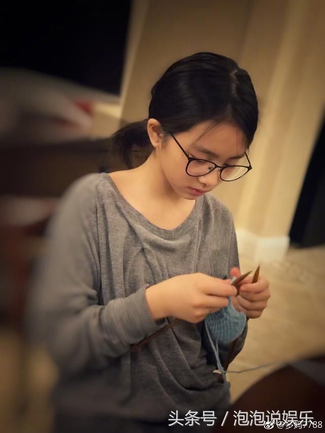 黄磊家基因真强大,多多低头织毛衣,网友惊叹像