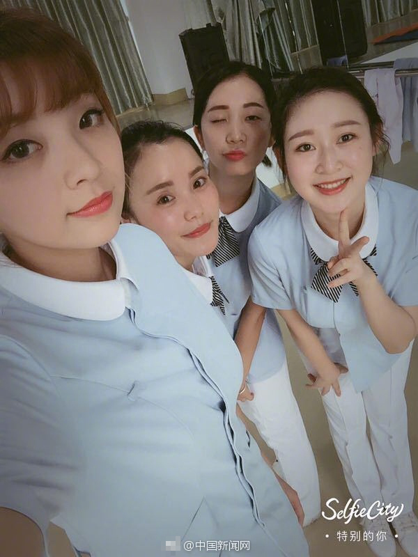 救人护士在舞蹈排练室的合影。