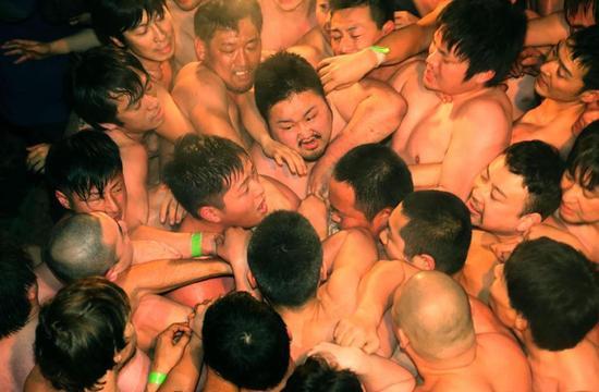 “苏民祭”是祈祷五谷丰登的祭祀，也是唯一有真正全裸男性出场的神事。