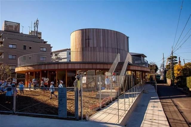 国人还在担心幼儿园的环境,在日本他们用信仰