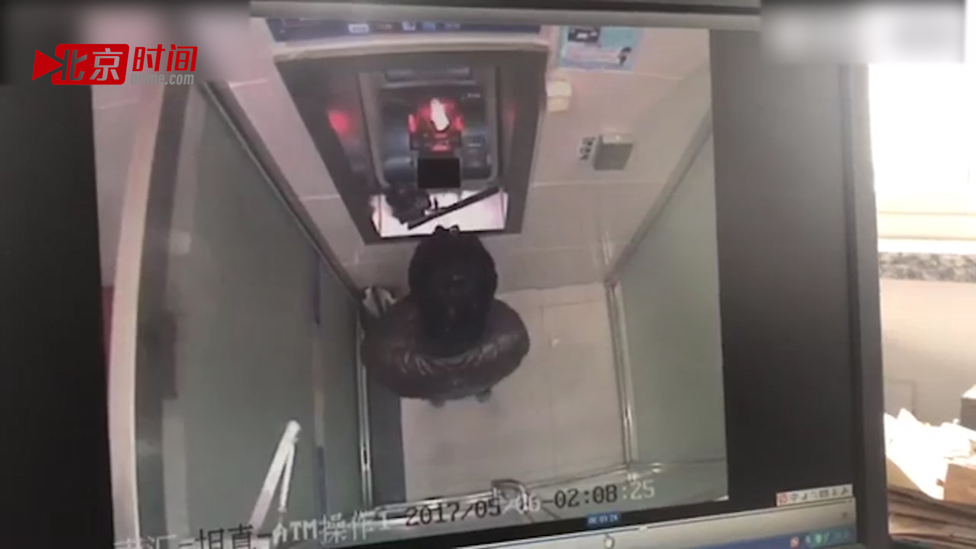 男子被辞后火烧ATM机泄愤 一惊之下撒尿灭火