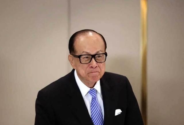 李嘉诚买下了半个英国,为何却选择全家移民加