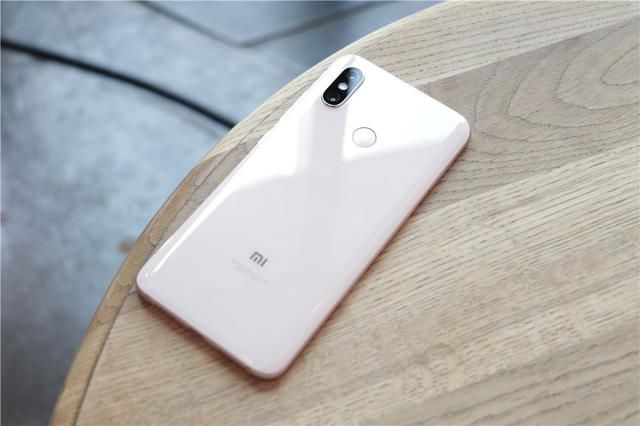 如果给你3000元 你会选择小米8还是荣耀play?