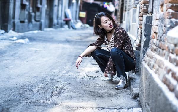 北京十号线上一女子嫌男朋友没本事,大骂男人