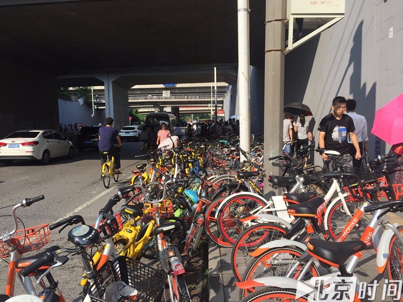 无序投放致共享单车“野蛮生长” 运维员感叹“根本忙不过来”