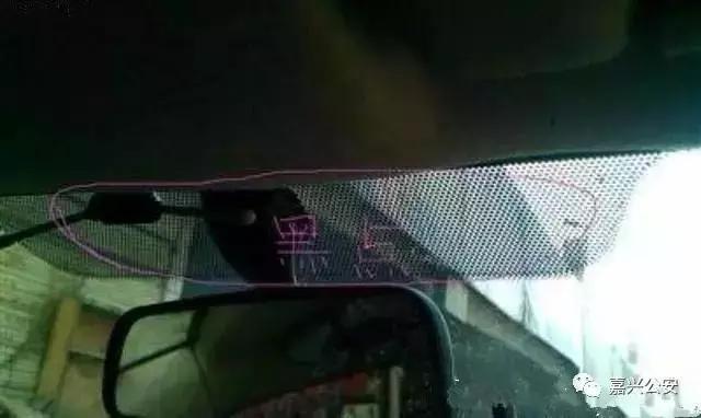 连老司机都不知道！原来挡风玻璃上的小黑点有这用处