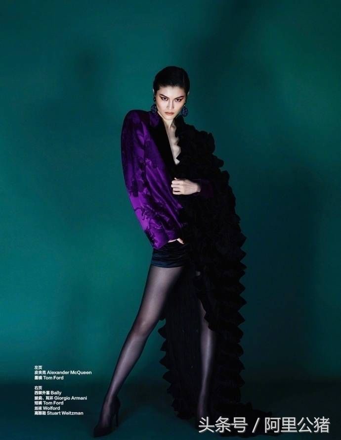 何穗比基尼搭配黑丝袜,大长腿霸气热火