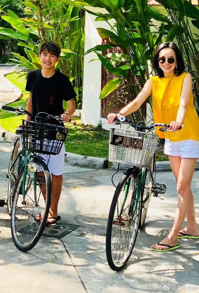 雪姨王琳泰国度假,肤白貌美大长腿,难怪能上