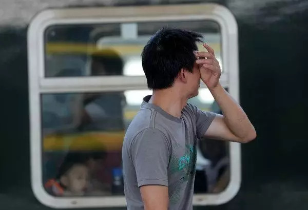父亲蹲在火车站台边抱头痛哭 背后故事让人不忍