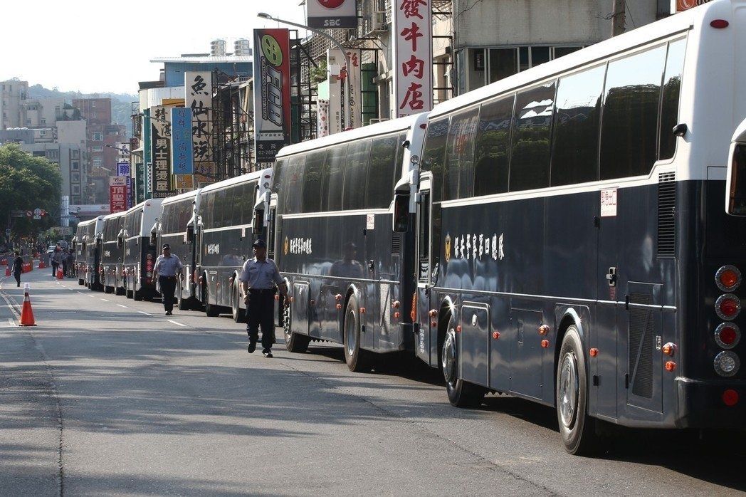 小学停课算什么?蔡英文依旧大阵仗出行 居民吓