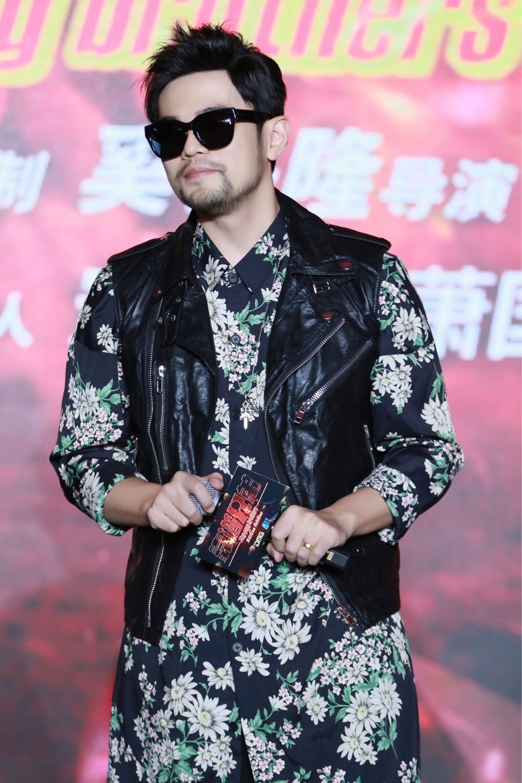 组图:周杰伦打球眼睛被撞伤 穿花衣戴墨镜现身