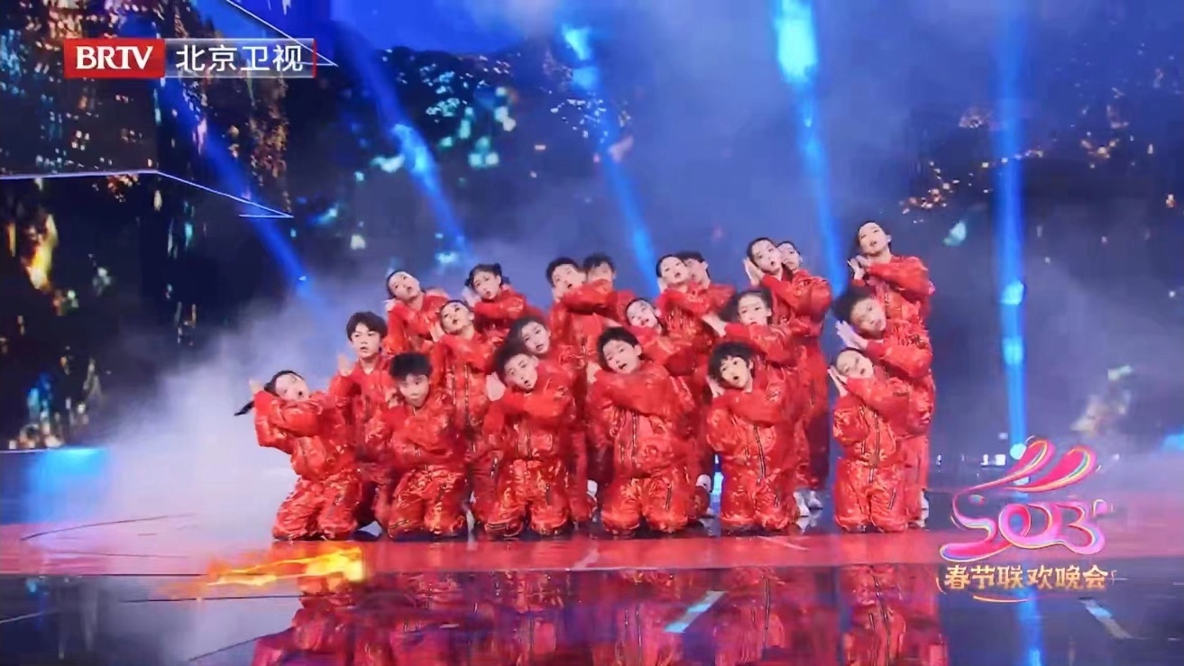 北京台春晚众人划桨开大船舞台！